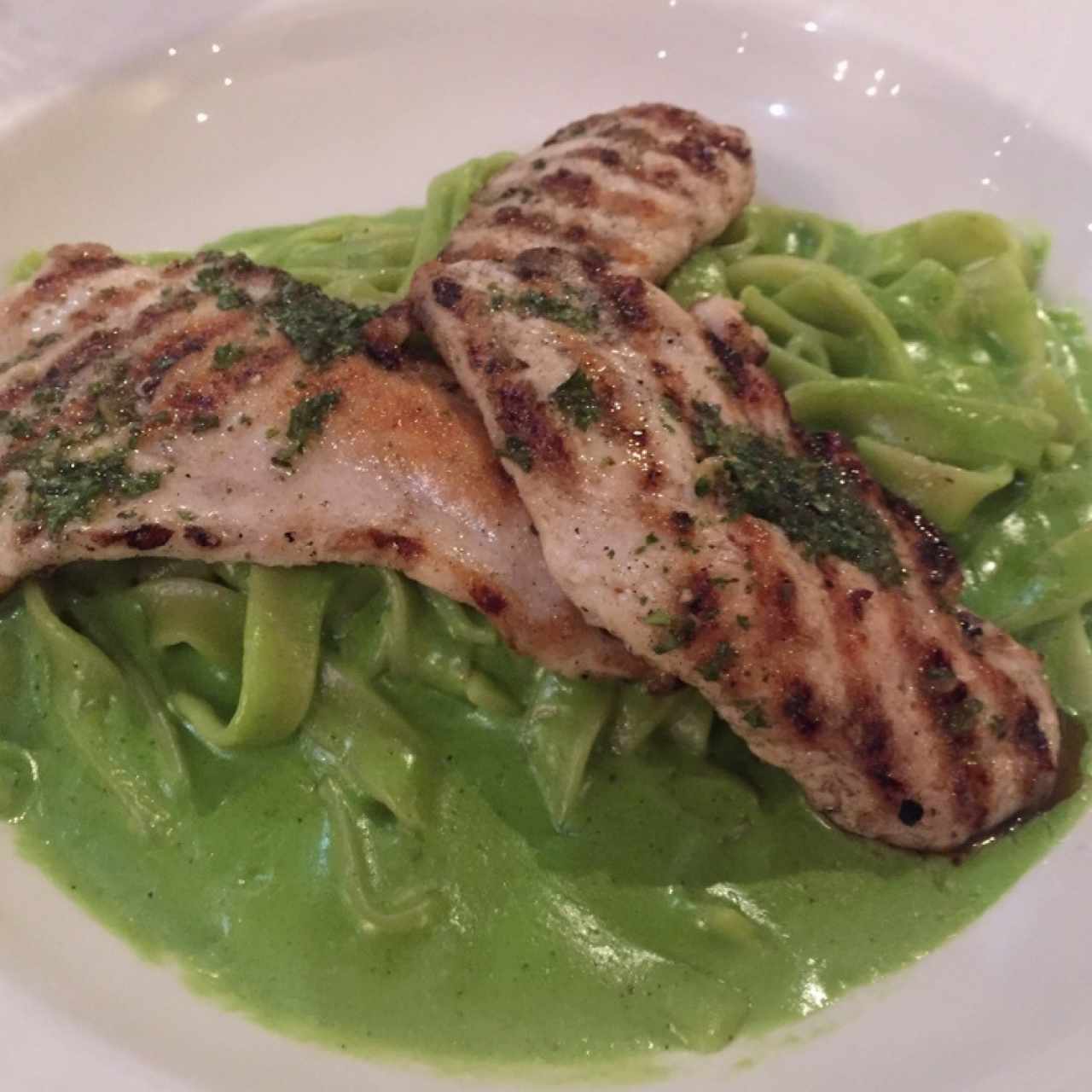 Fetuccini al pesto con pechuga de pollo