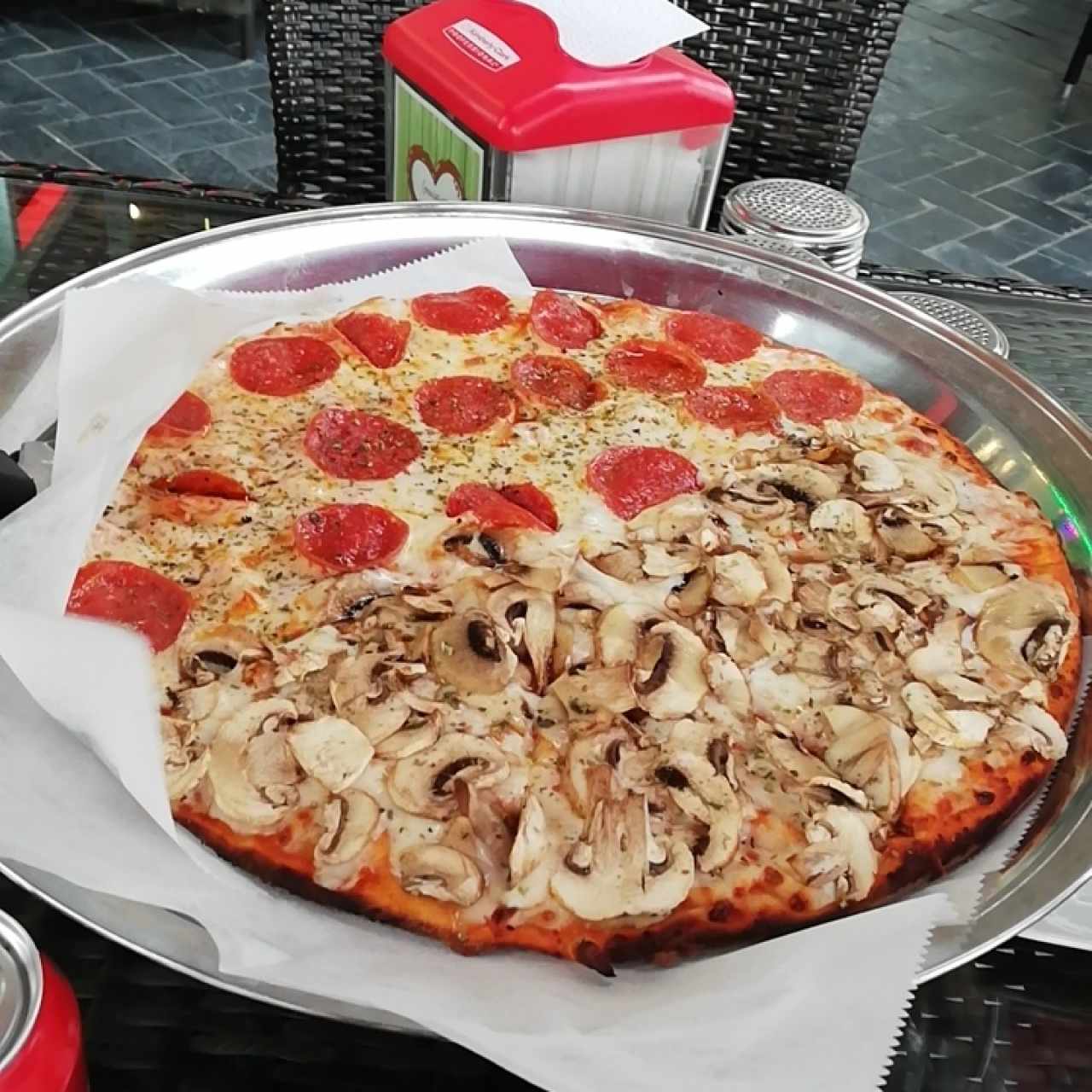 pizza familiar. peperoni y hongos