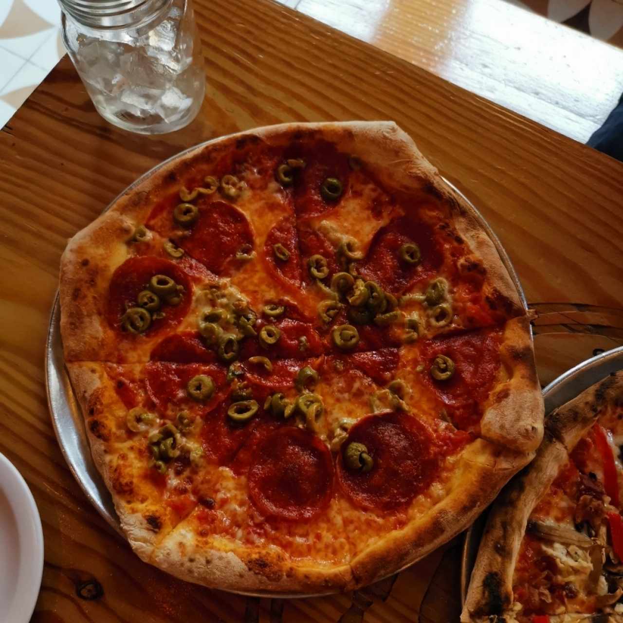 pizza de pepperoni y aceitunas