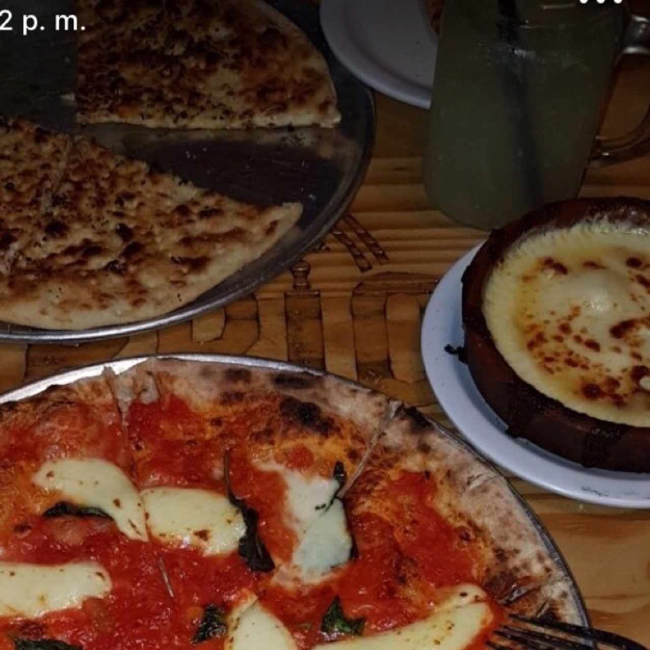 pizza marguerita y focaccia con queso Fundido