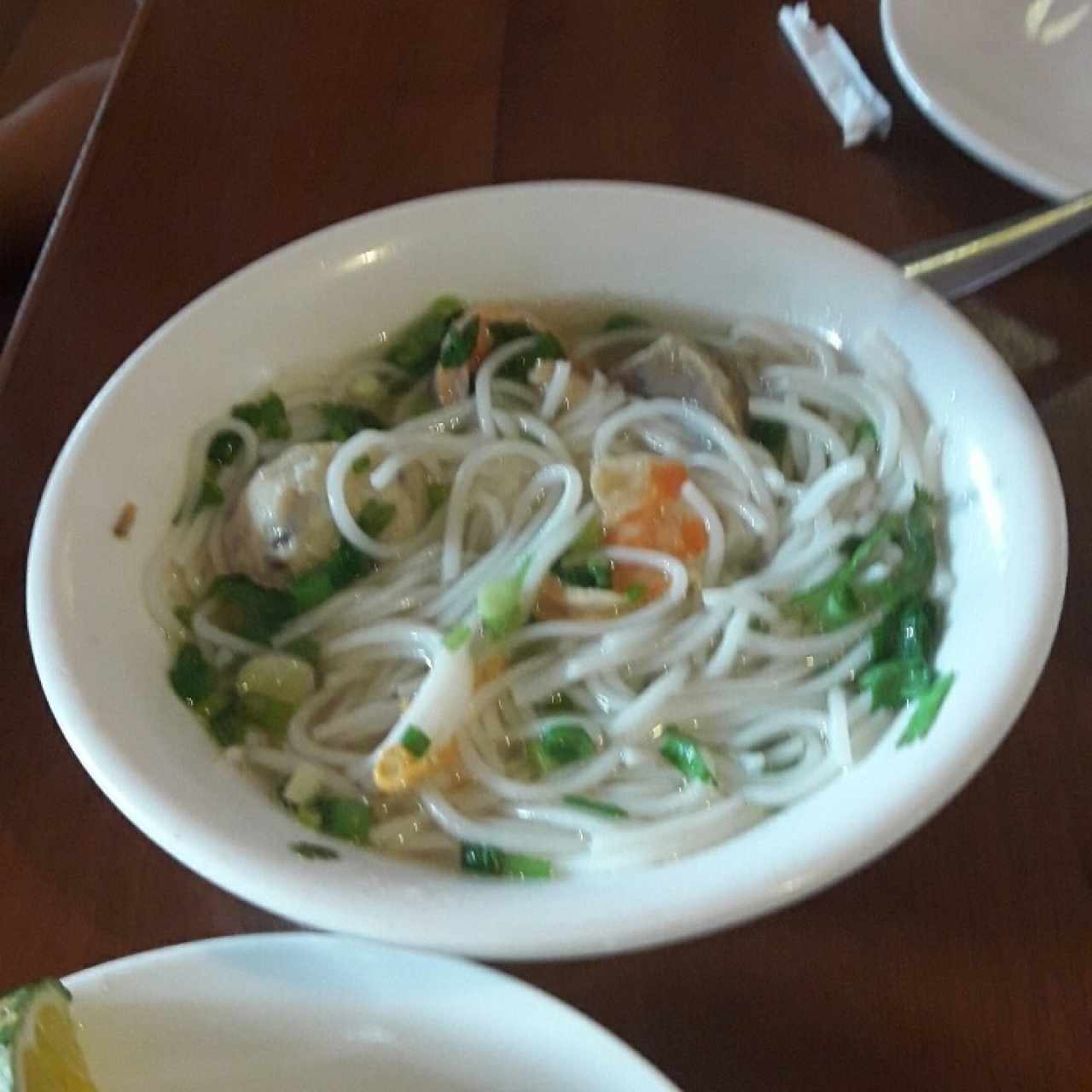 Sopa de Camarones, Hongos y Fideos de  Arroz