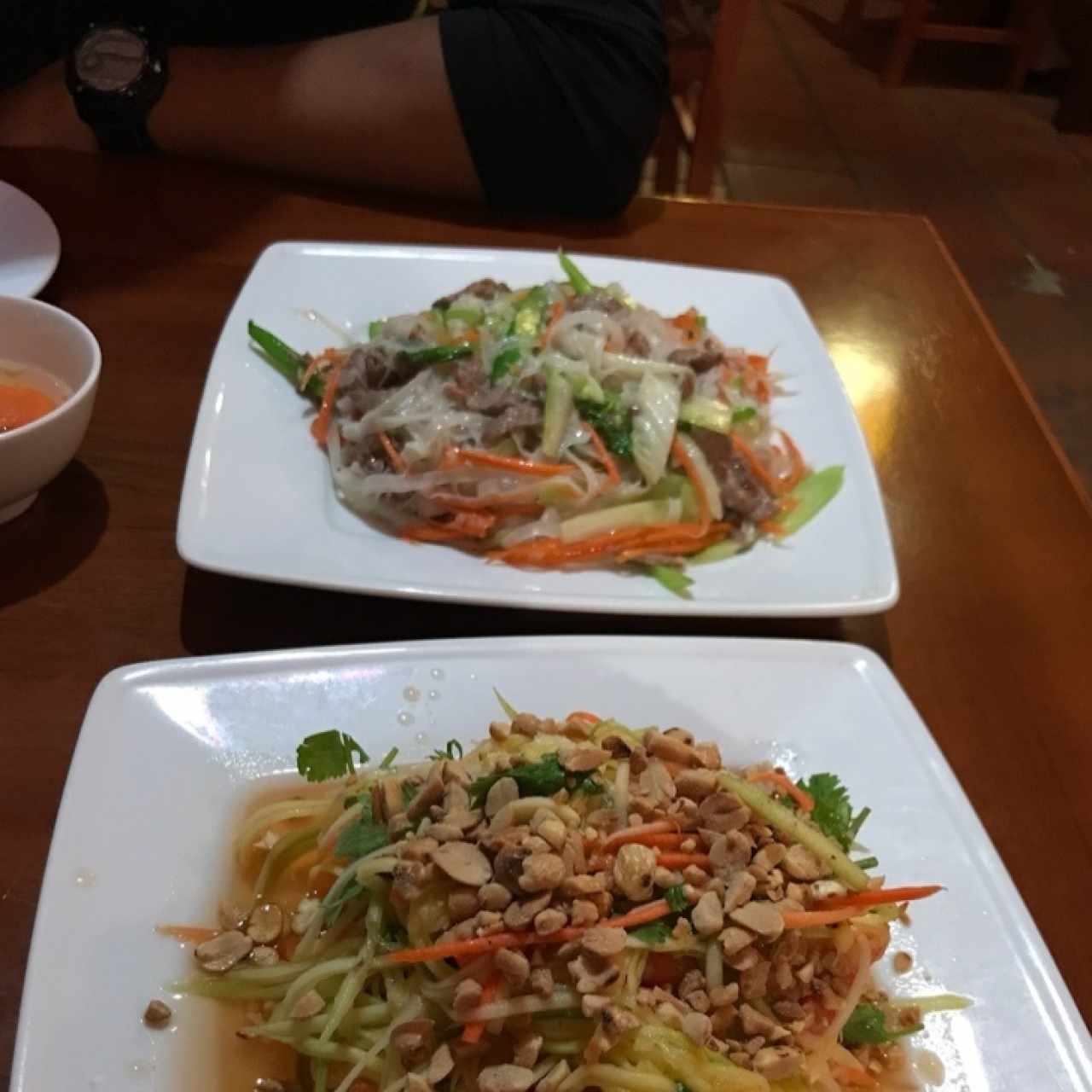 Pho (arriba) y ensalada de mango con camarones (abajo)