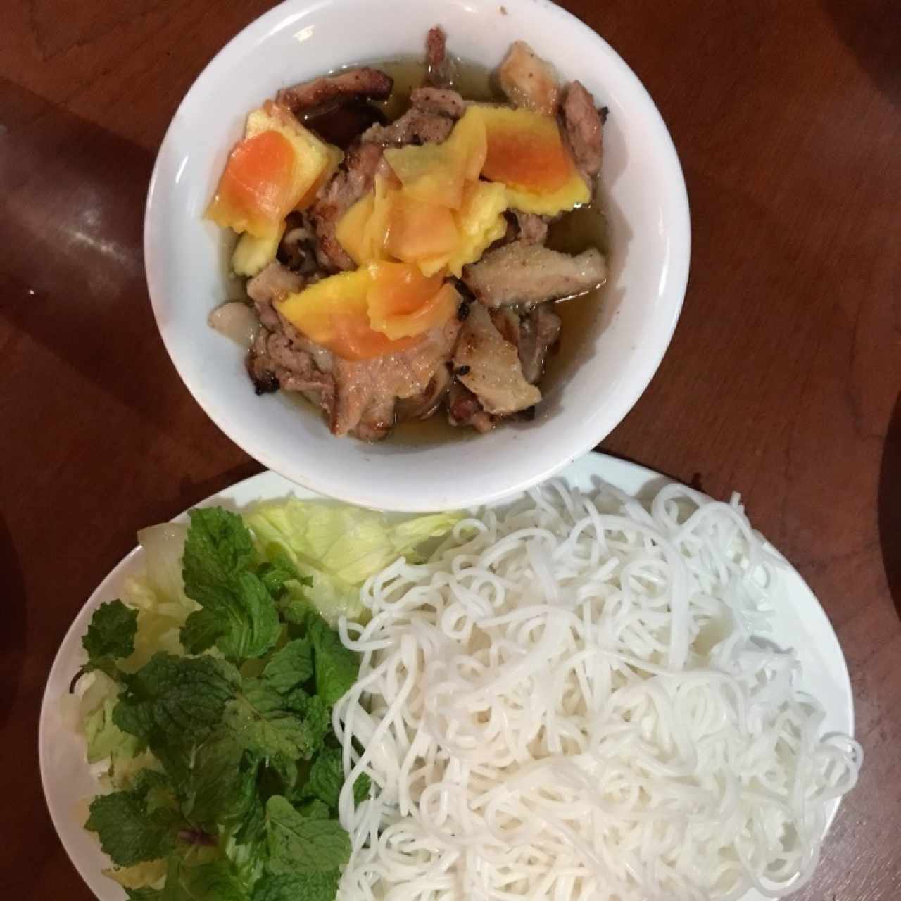 Bun Cha (puerco a la parrilla en fish sauce) con fideos de arroz
