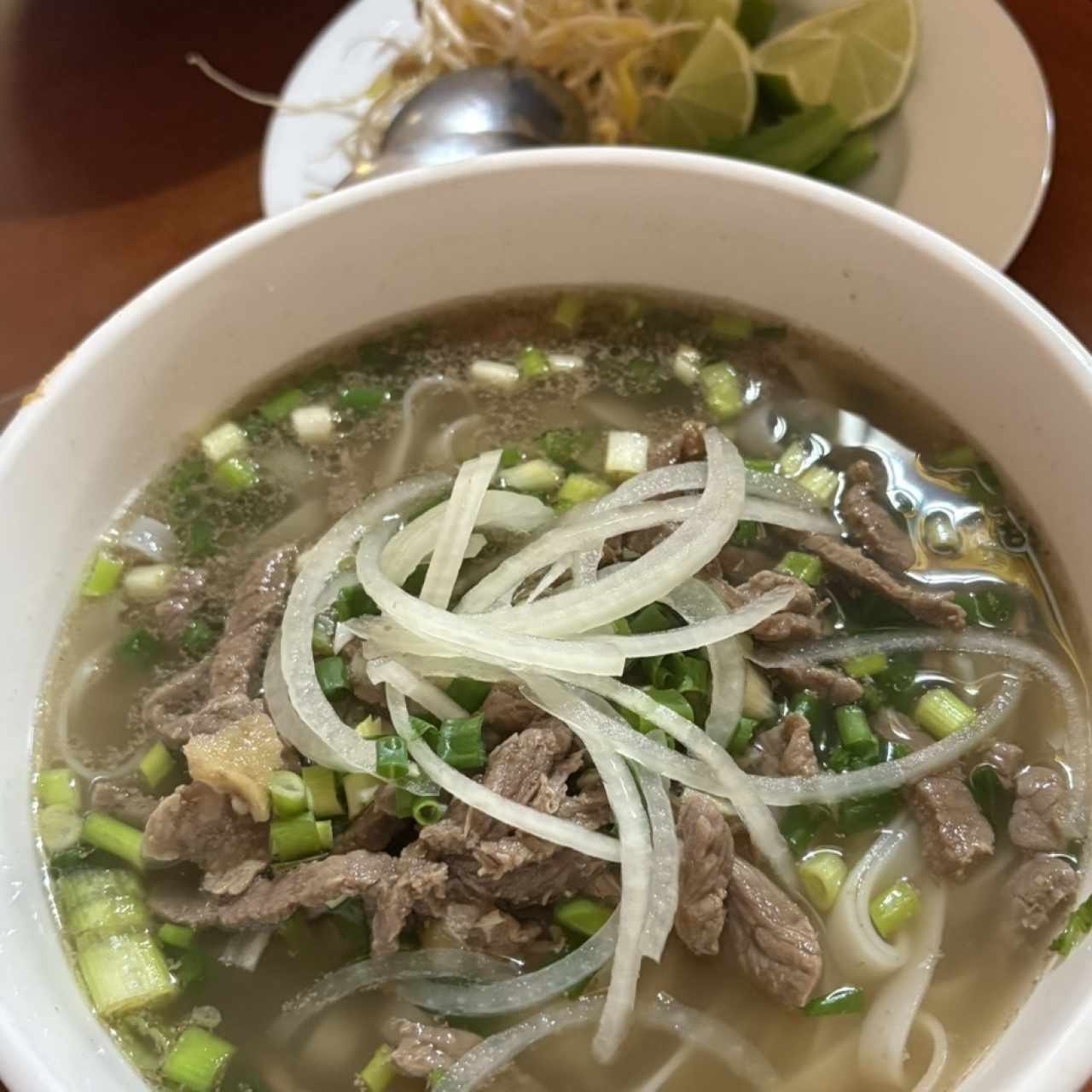 Pho Tái (Sopa de Res Salteada con Jengibre)