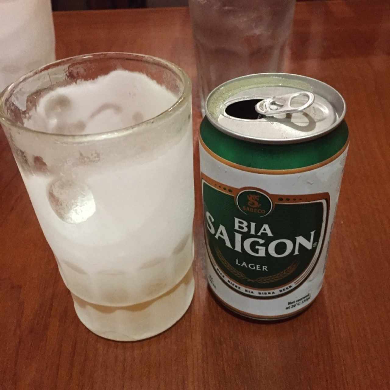 cerveza con el vaso helado 