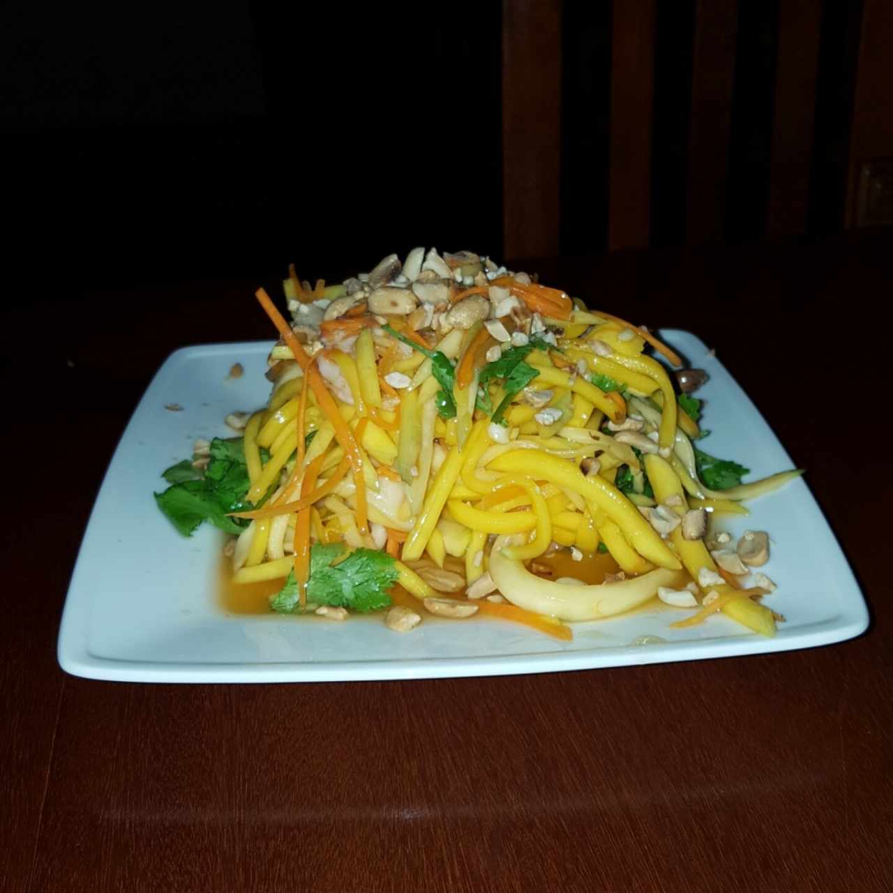 ensalada de fideos, mango y mani