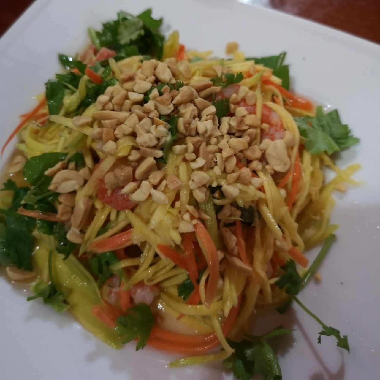 Ensalada de mango con camarones