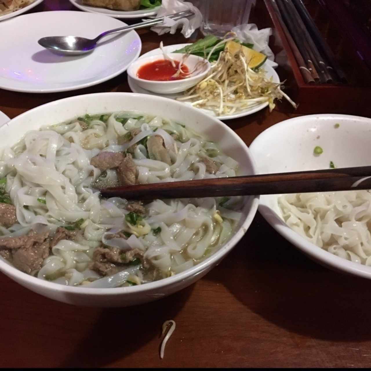 pho de carne salteada con extra fideos