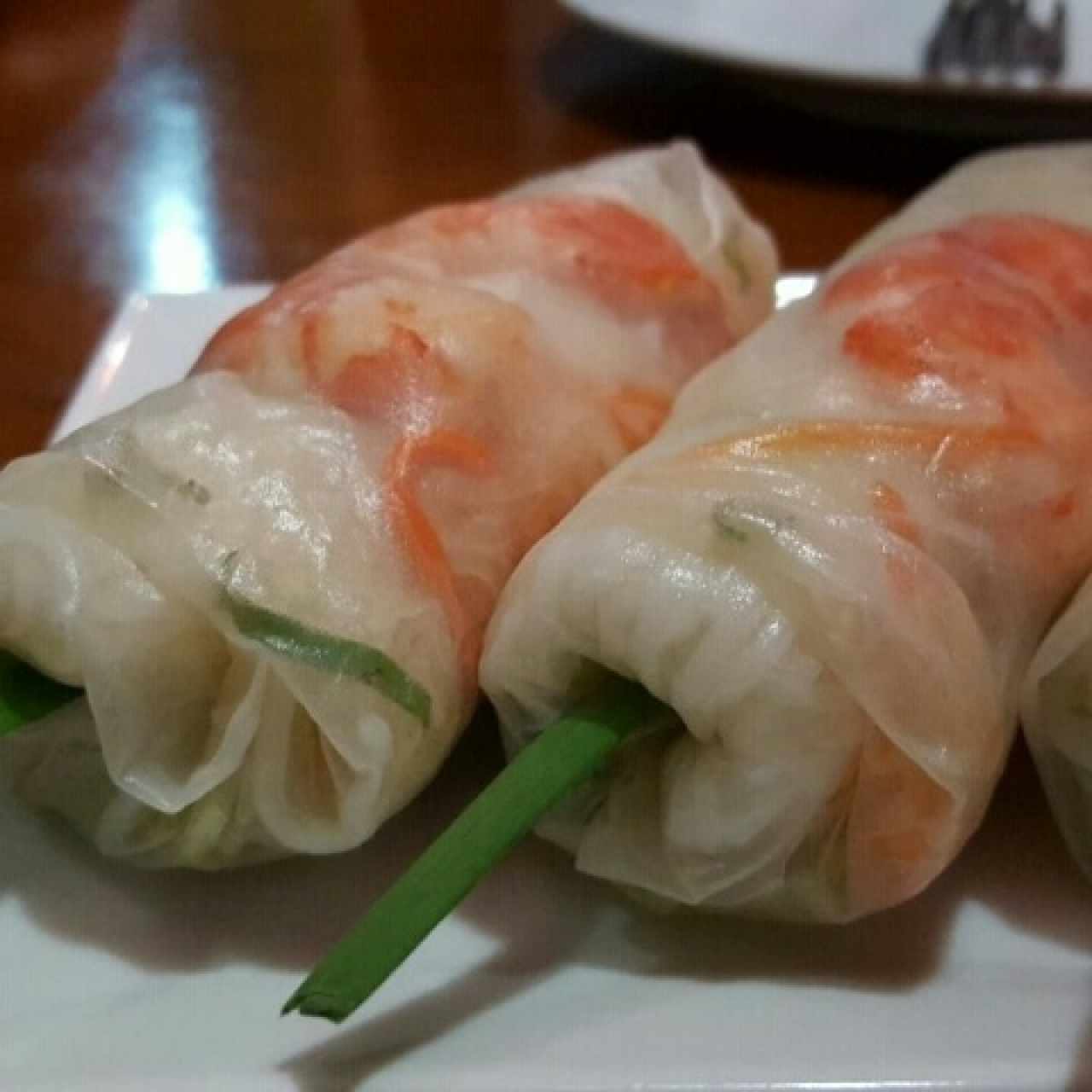 rollitos con fideos de arroz y camarón