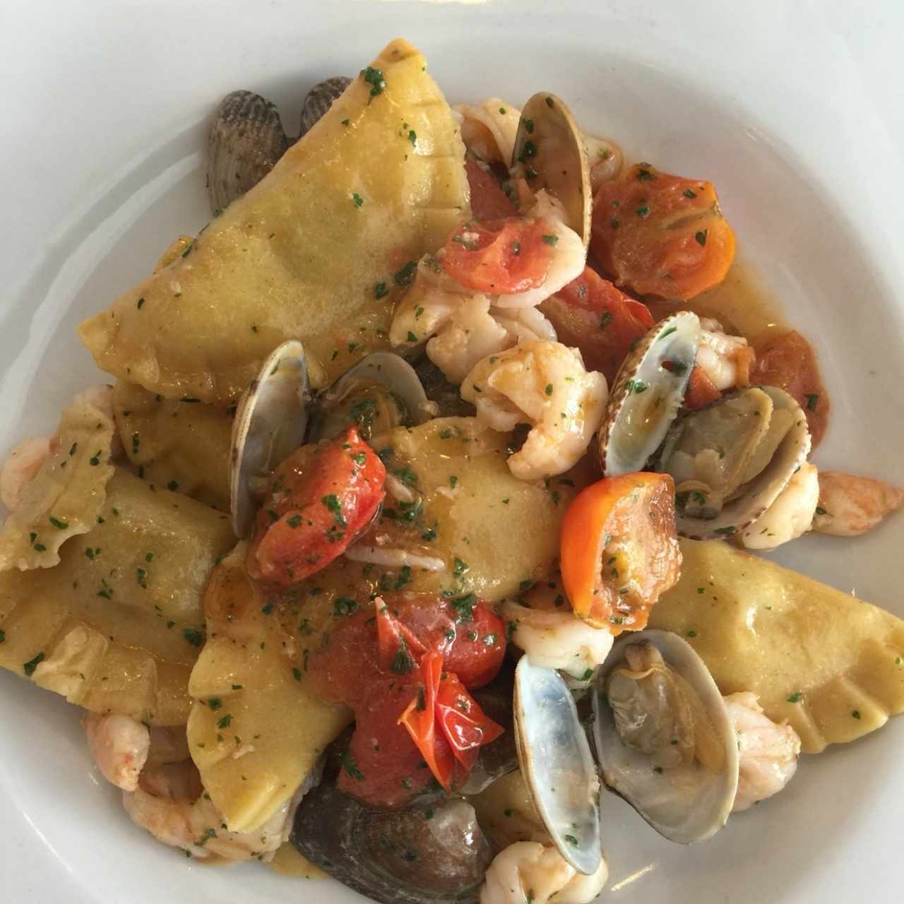tortellinis rellenos de papa y pulpo, acomoañados de frutos del mar