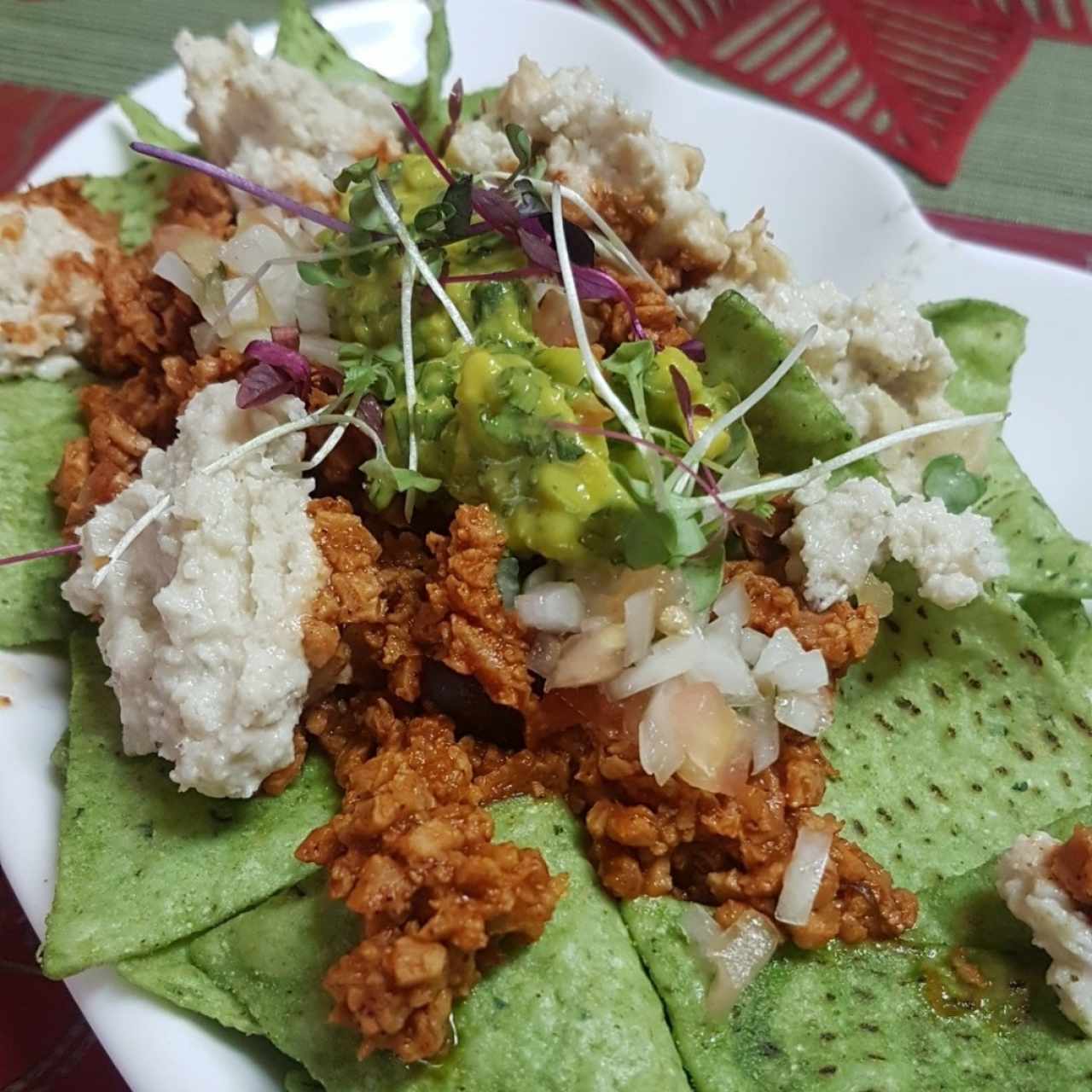 nachos veganos con tortillas de aguacate