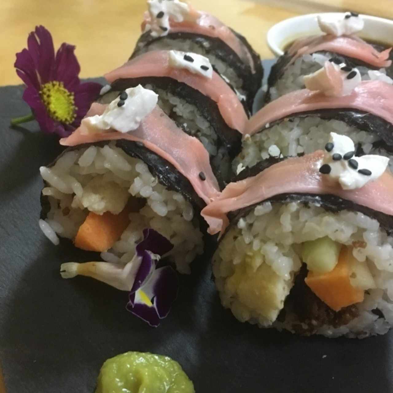 Sushi con carne de nuez y queso crema de marañon