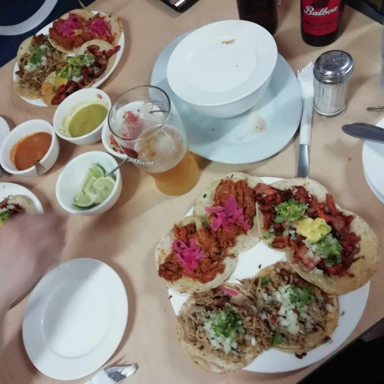 plato mixto de tacos, pastor, cochinitas y carnitas 