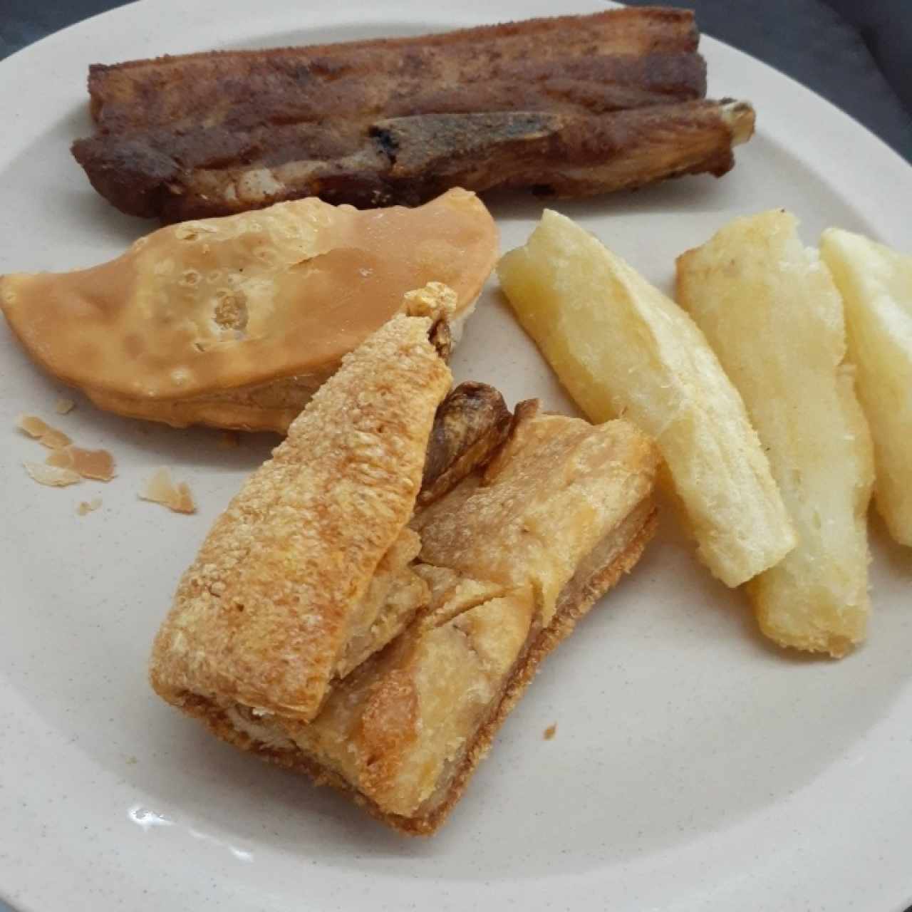 chicharrón, costilla de cerdo, yuca frita, empanada