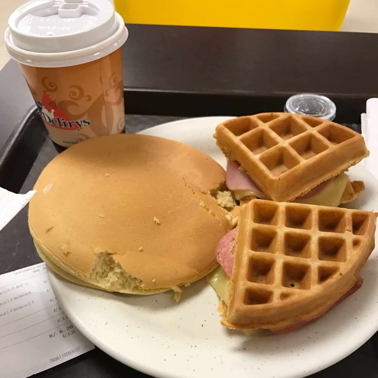 pancake, waffle sandwich de jamon y queso mozarella