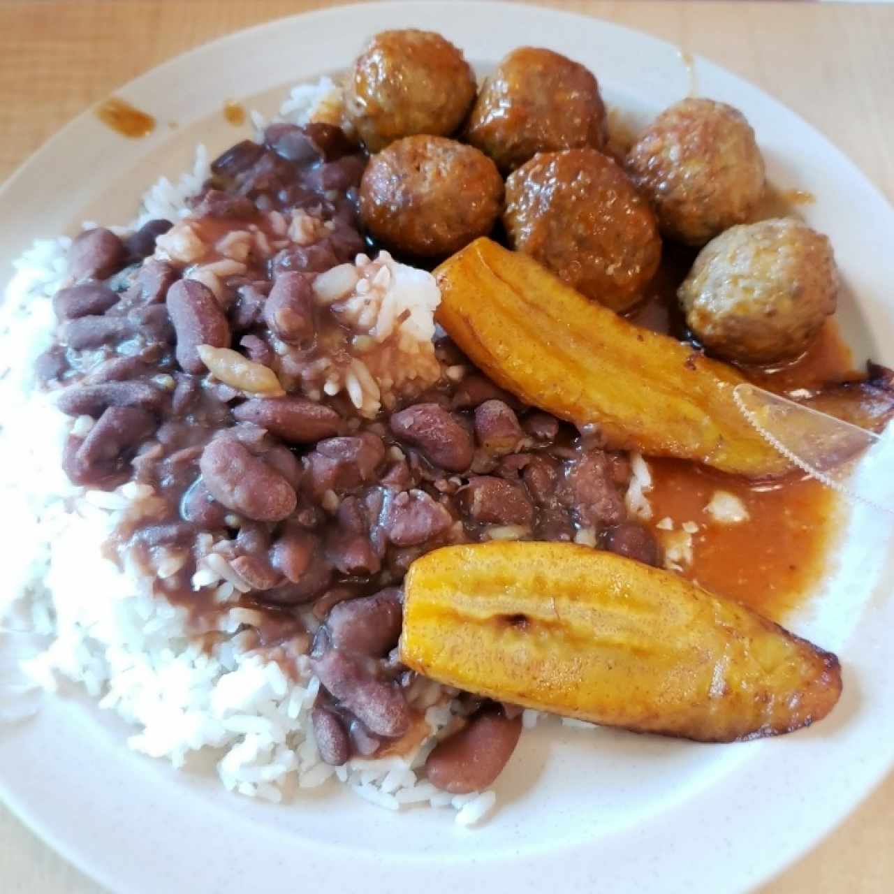Arroz blanco, porotos, tajadas y albondigas de carne premium (dos ordenes)