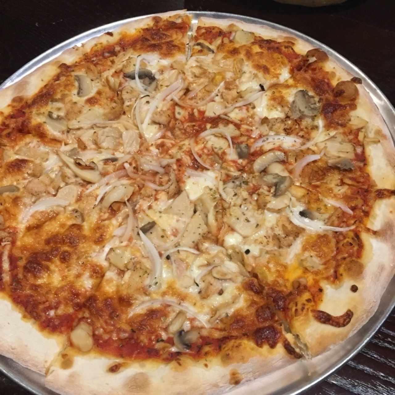 pizza de pollo, hongos y cebolla