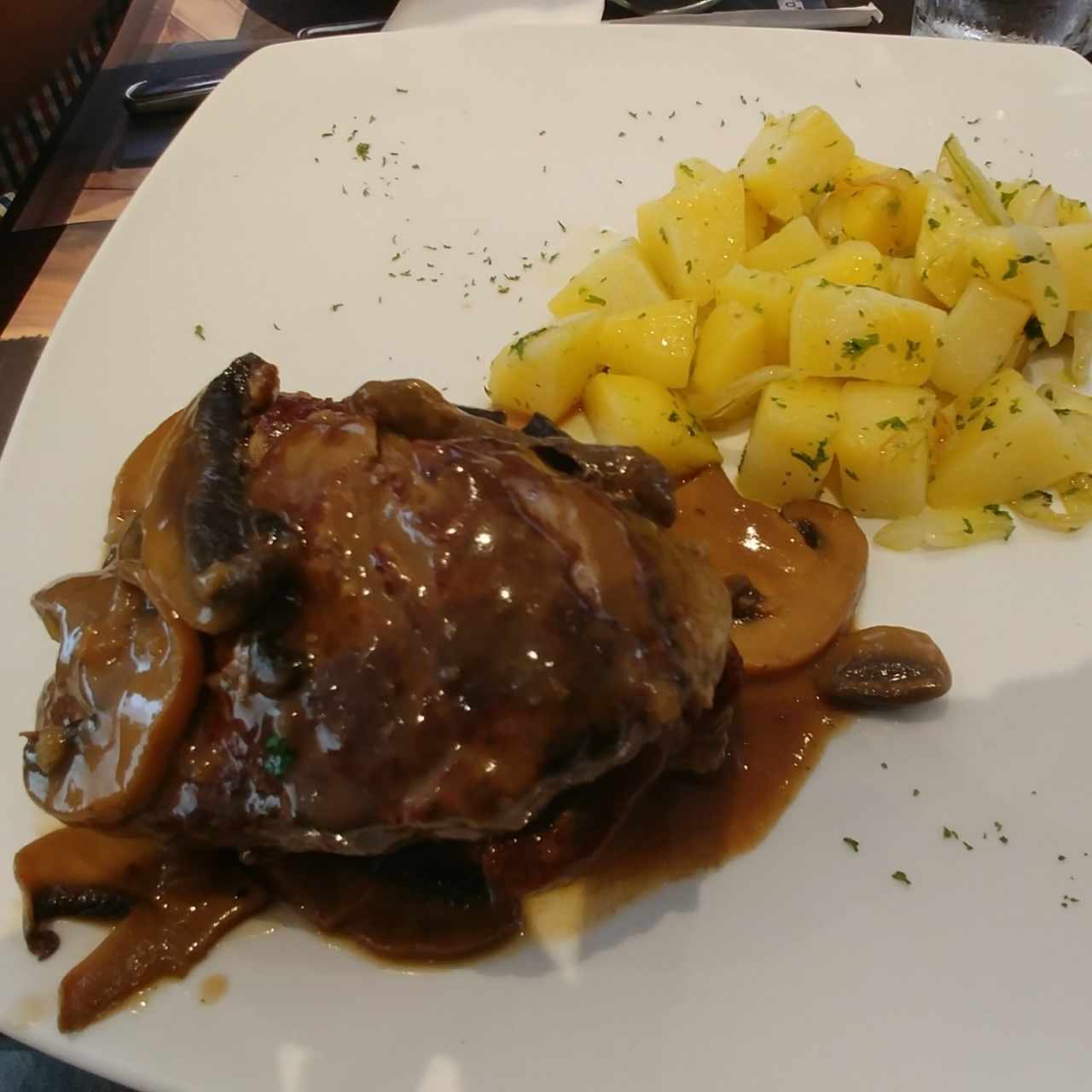 Filete de res en salsa marsala