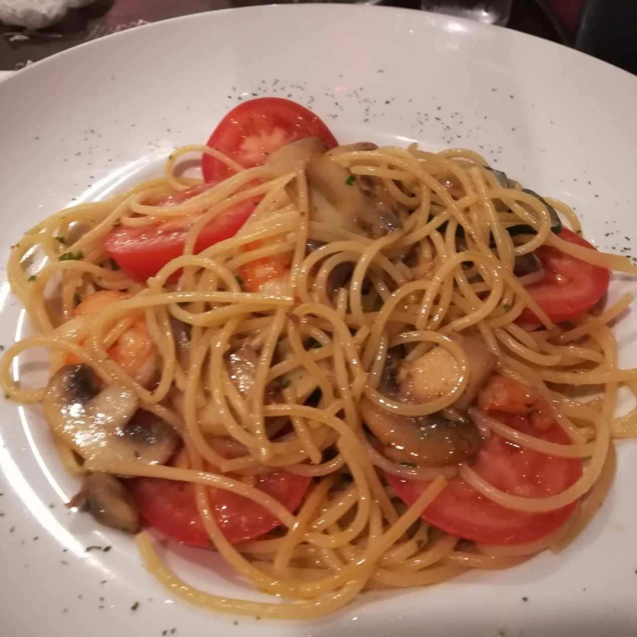 pasta con camarones, tomate y zuquink