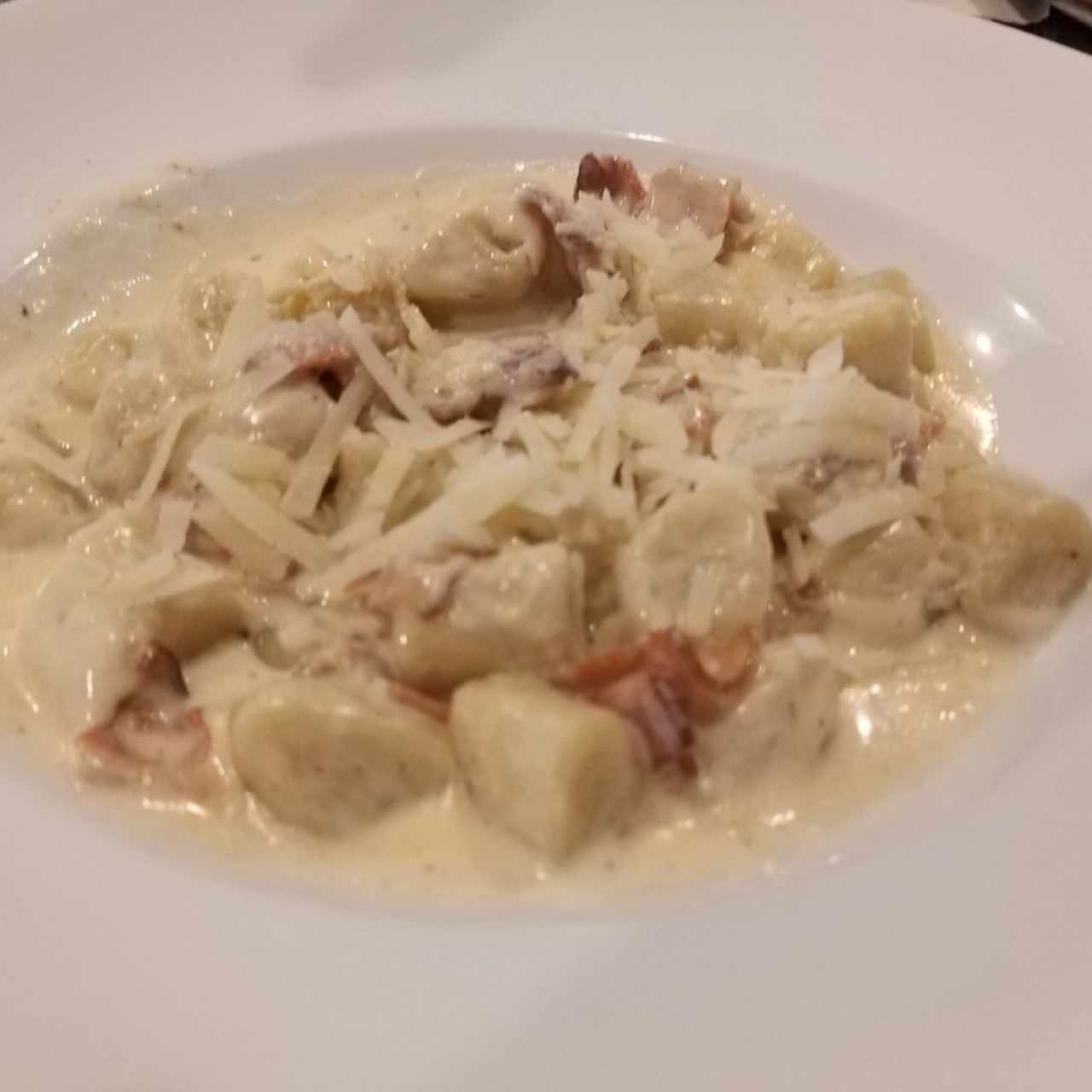 ñoquis con salsa carbonara