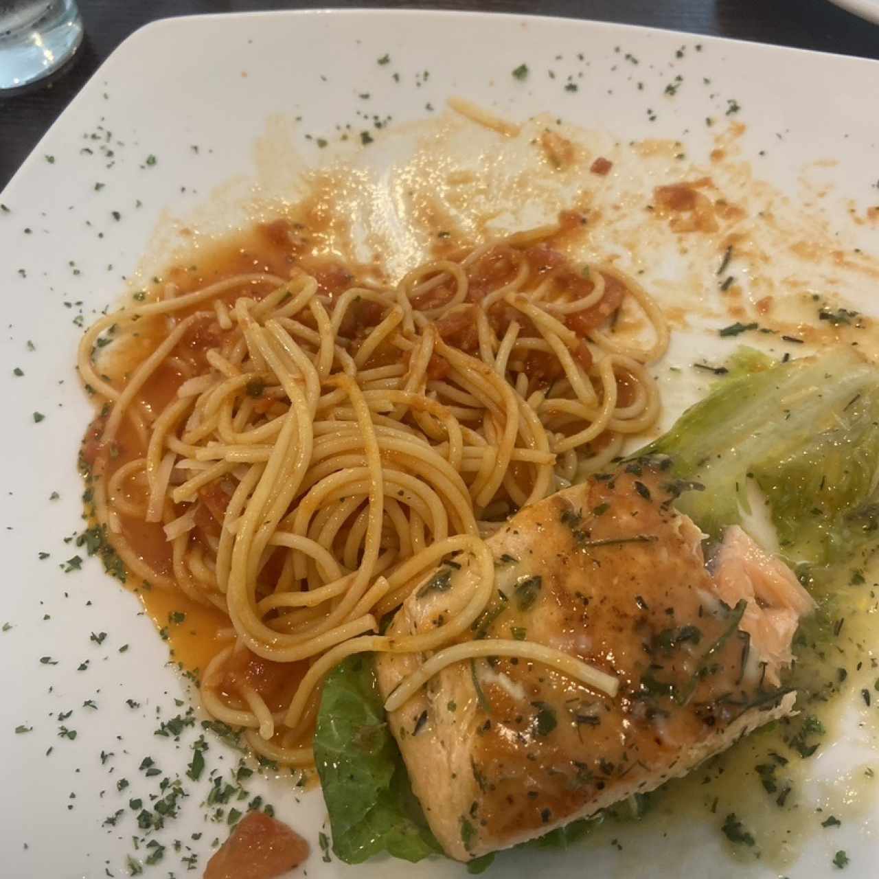 Salmon Finas Hiervas y spaghetti pomodoro