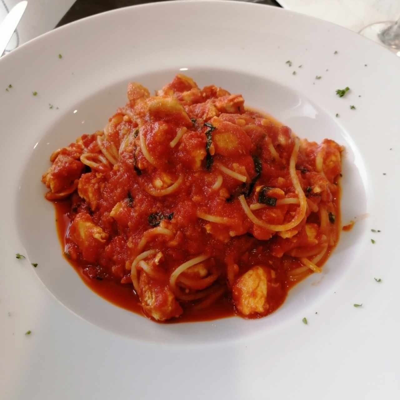 Spaghetti con salsa roja