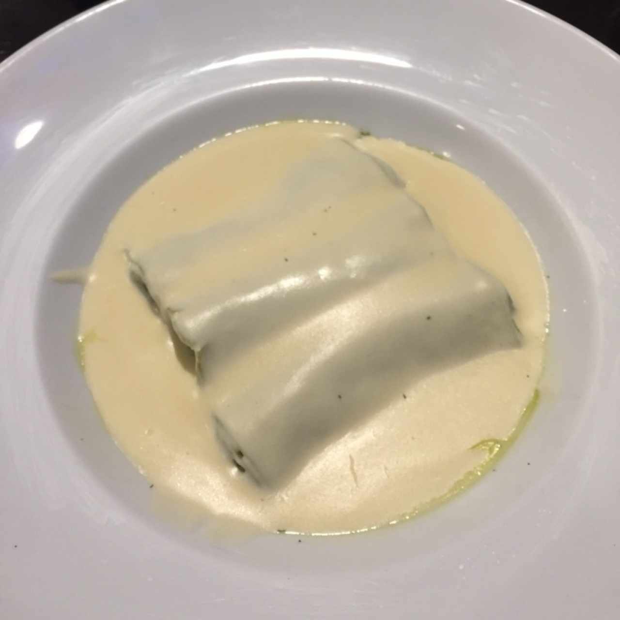Canelones de queso ricotta y espinacas en salsa de crema