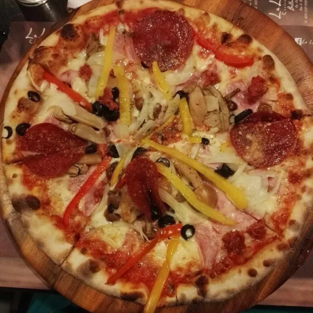 Pizza Caprichosa (pepperoni extra)