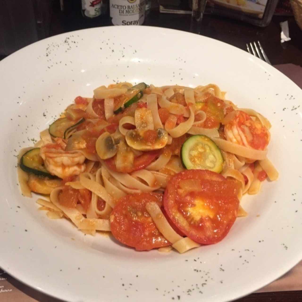 Elodie con salsa de tomate fresco en Fetuccini