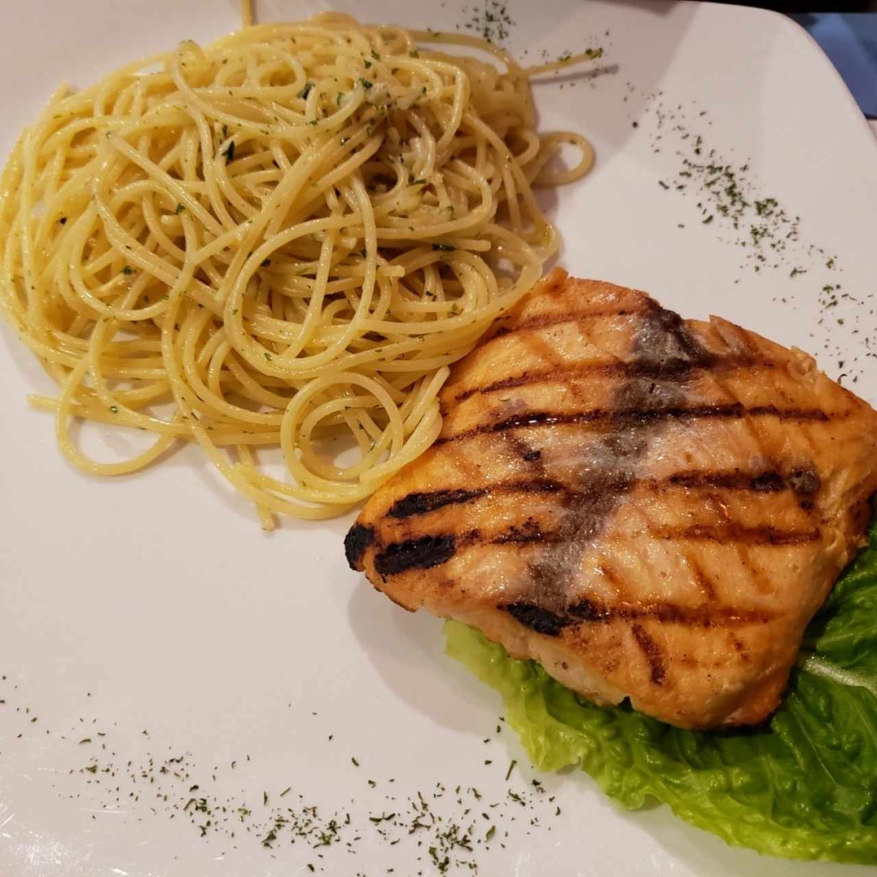 Salmón al grill con pasta 