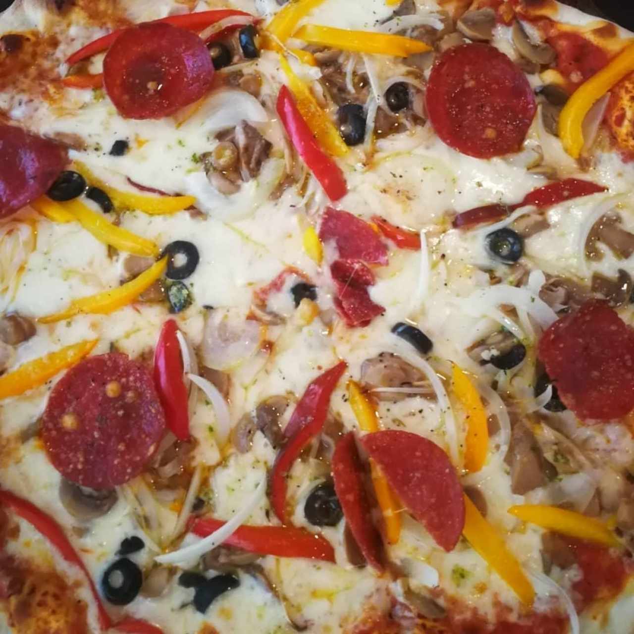 Pizza Vegetariana con Peperoni