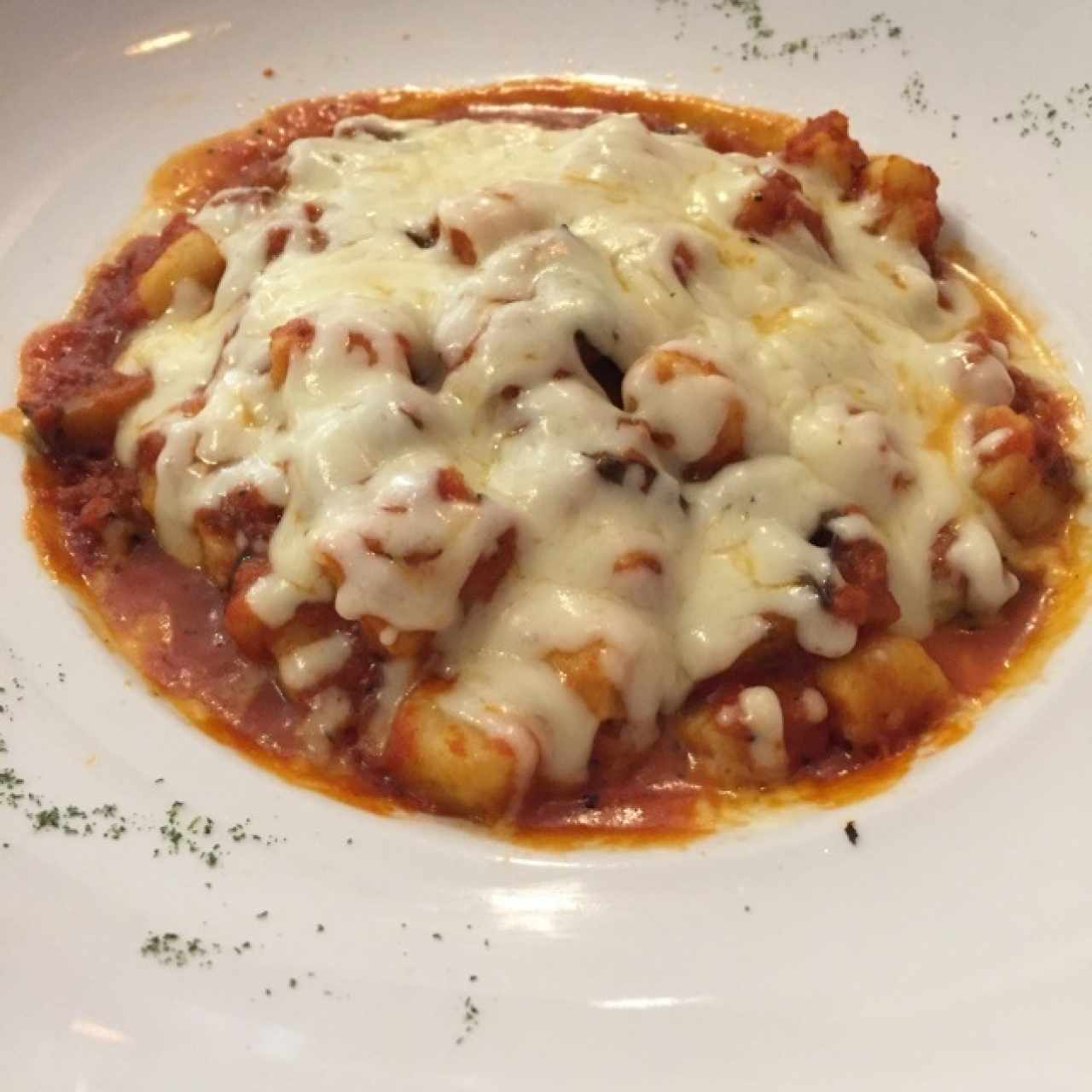 gnocchi con berenjenas , salsa pomodoro y mozzarella gratinado