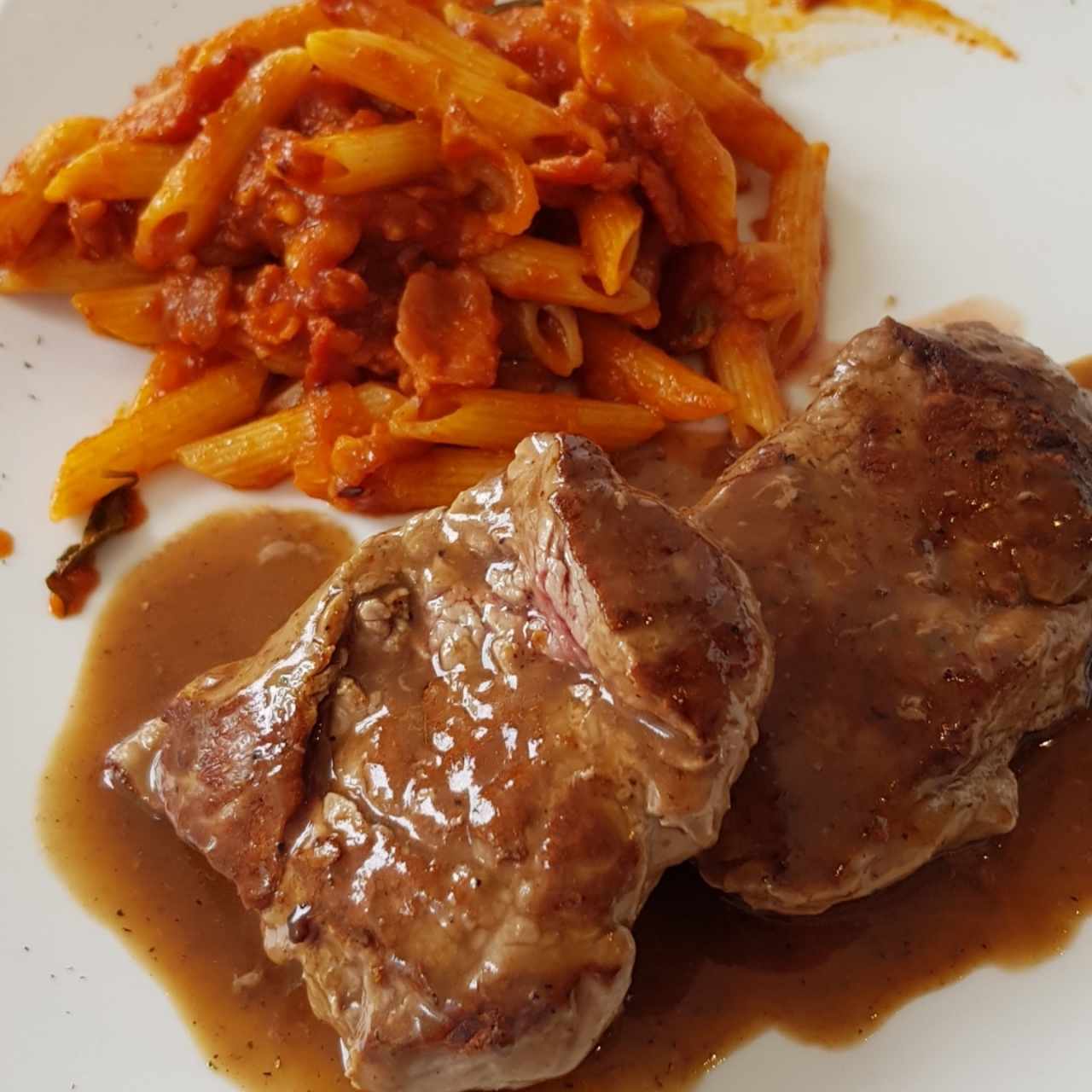 filete a la pimienta + pasta corta alla arrabiats