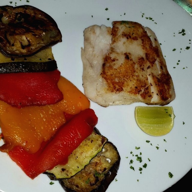 Filete de pescado con vegetales al grill