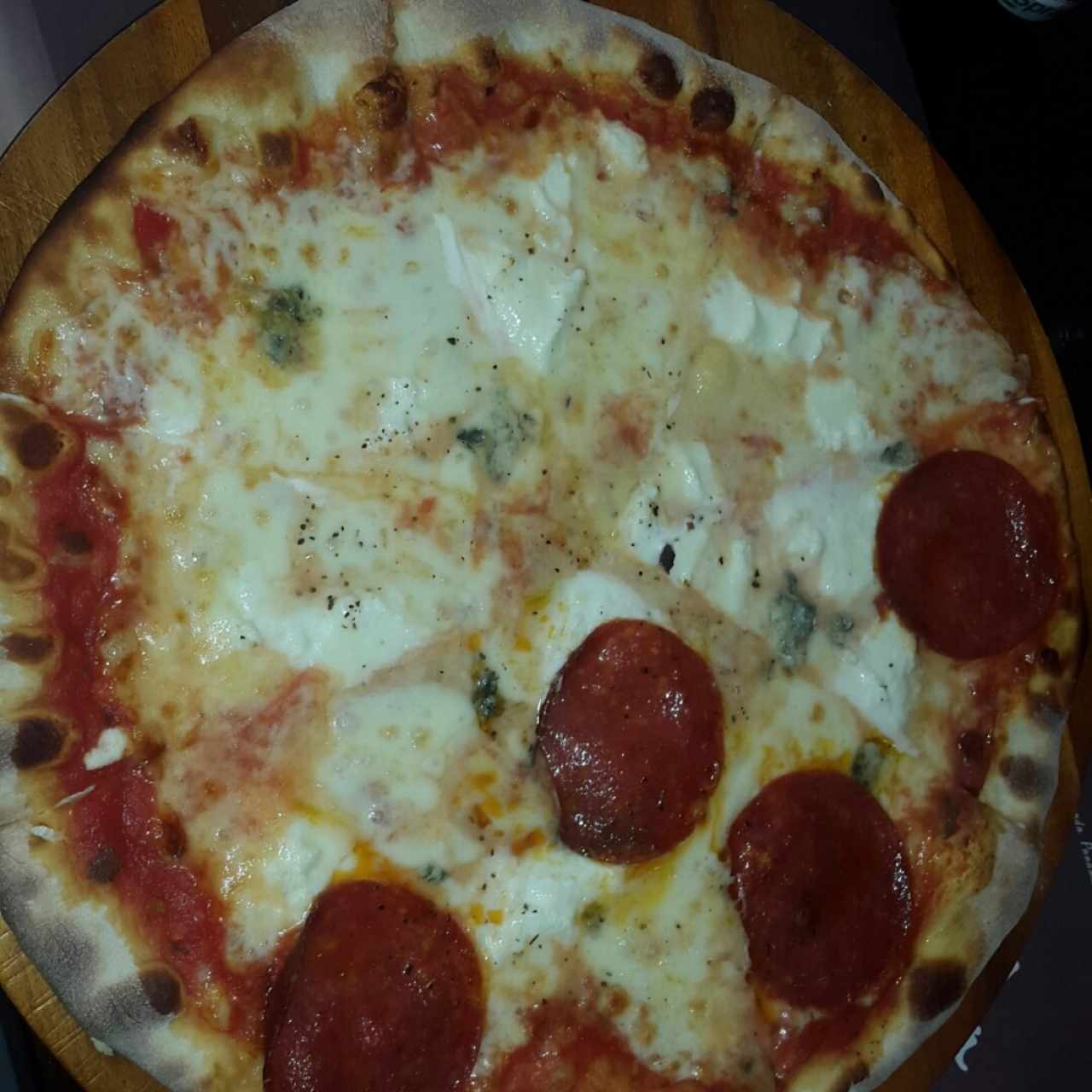 pizza 4 quesos con pepperoni