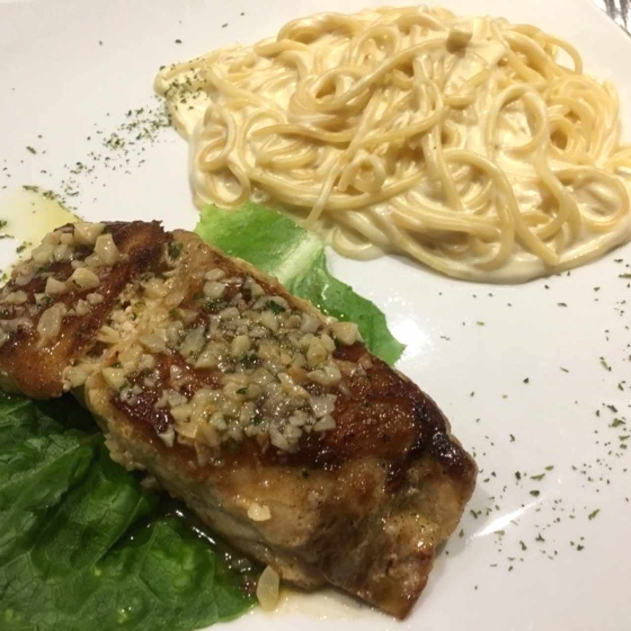 filete al ajillo con pasta en salsa blanca