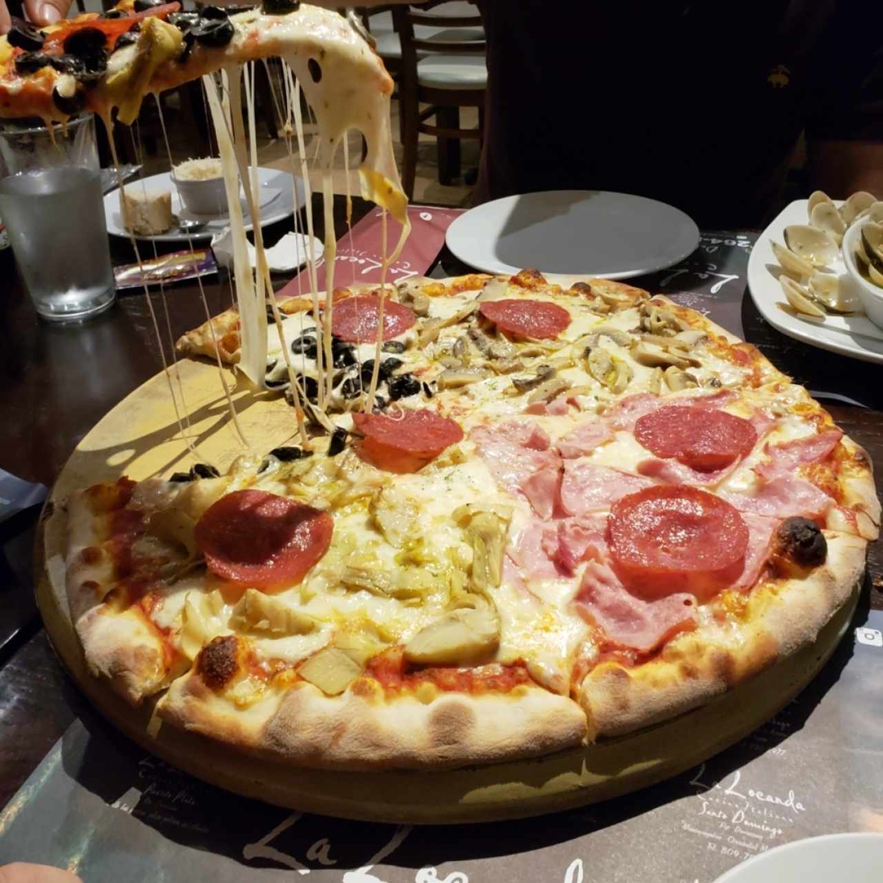 Pizzas - 4 stagioni +peperoni