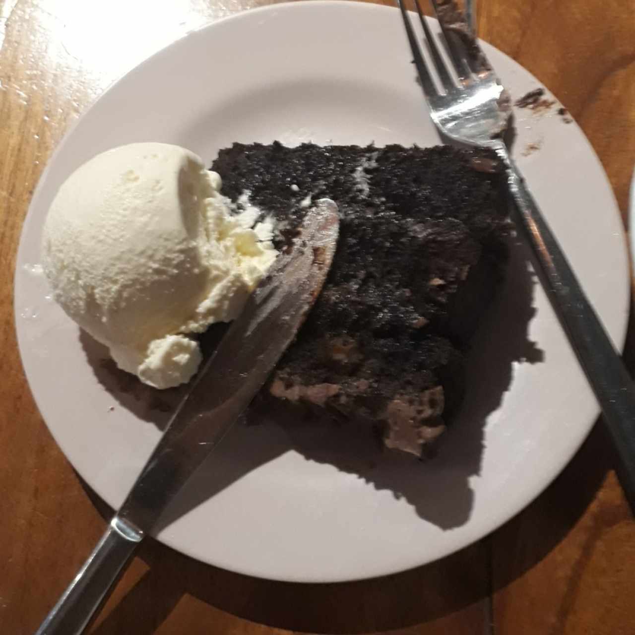 Porción de dulce de chocolate con helado de vainilla🍰🍧