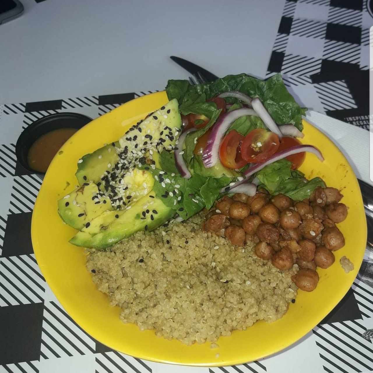 bowl de quinoa con aguacate y garbanzos