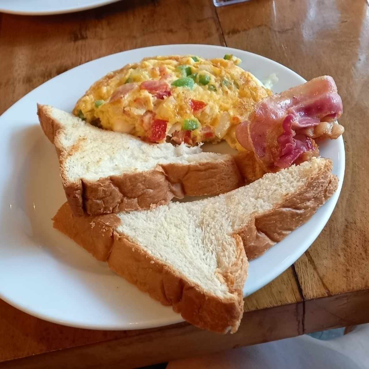 omelette con bacon y tostadas