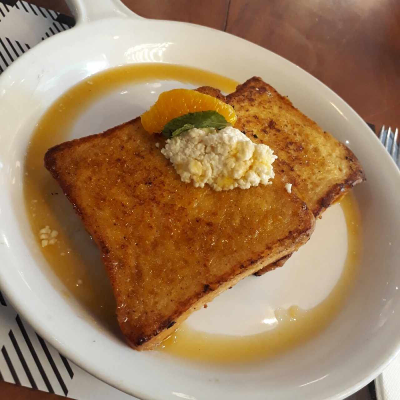 Tostada francesa con salsa de naranja y queso blanco