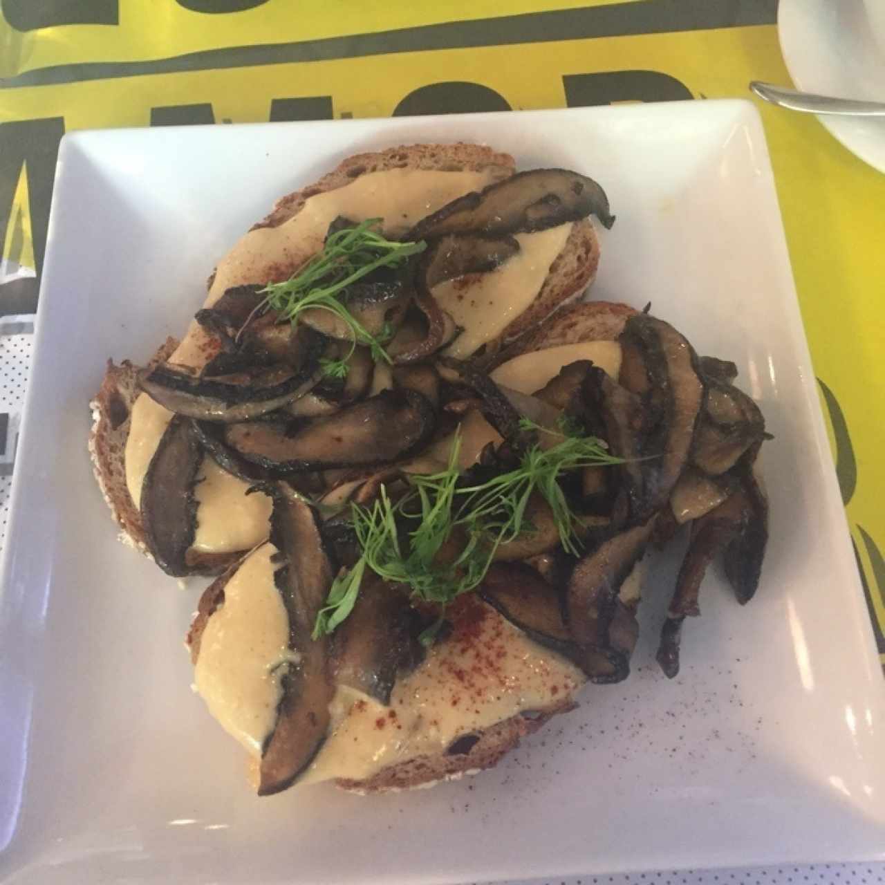 tostadas de humus con hongos 