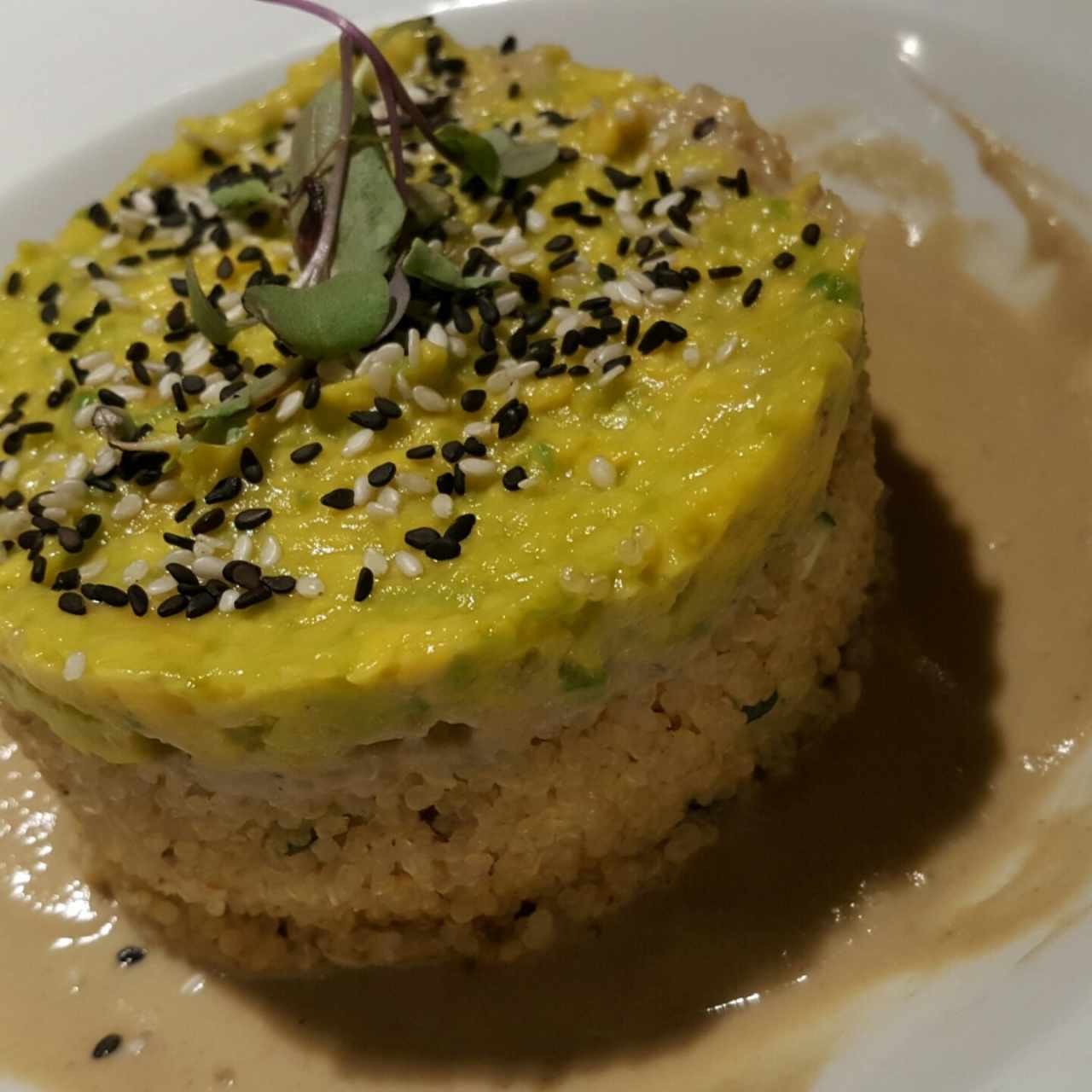 quinoa con portobello, tóping de aguacate y salsa de hongos 