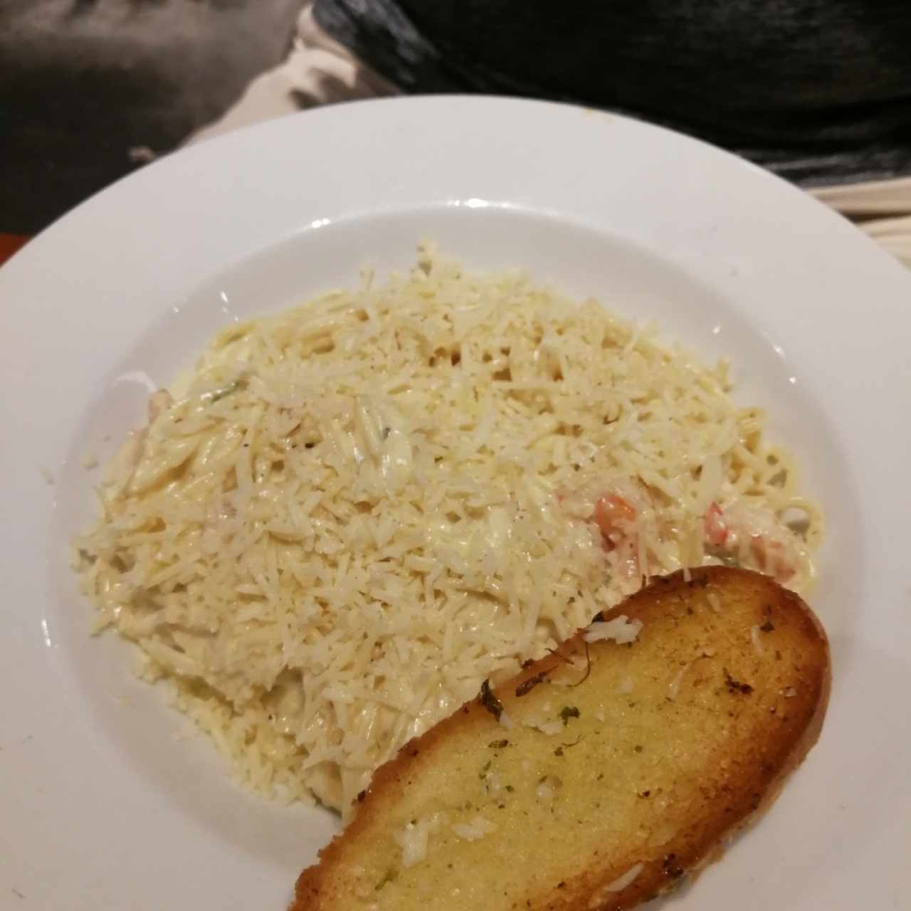 Pasta en salsa Alfredo con camarones