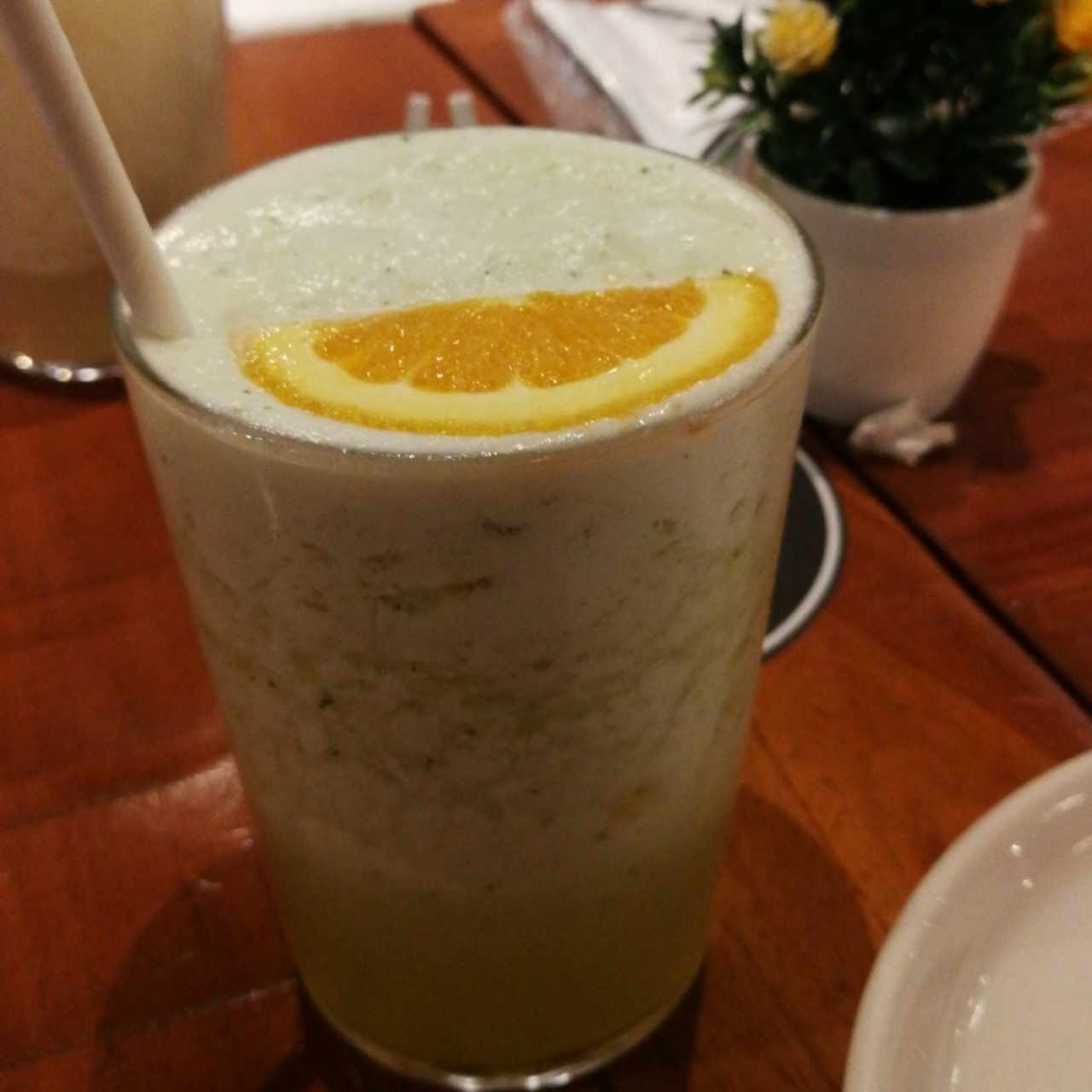 Jugo de piña con hierbabuena