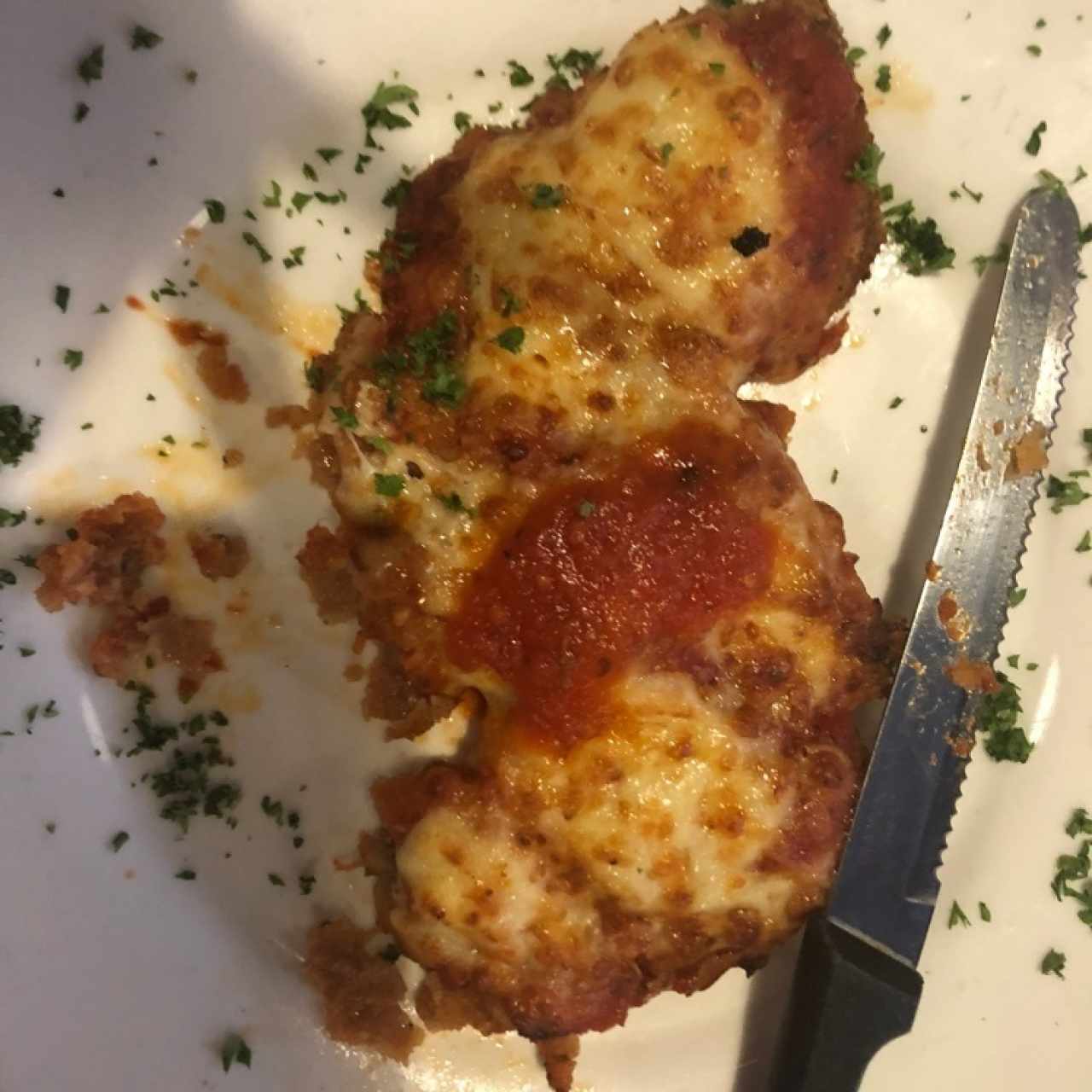filete de res parmesana en un plato adicional en otro la pasta