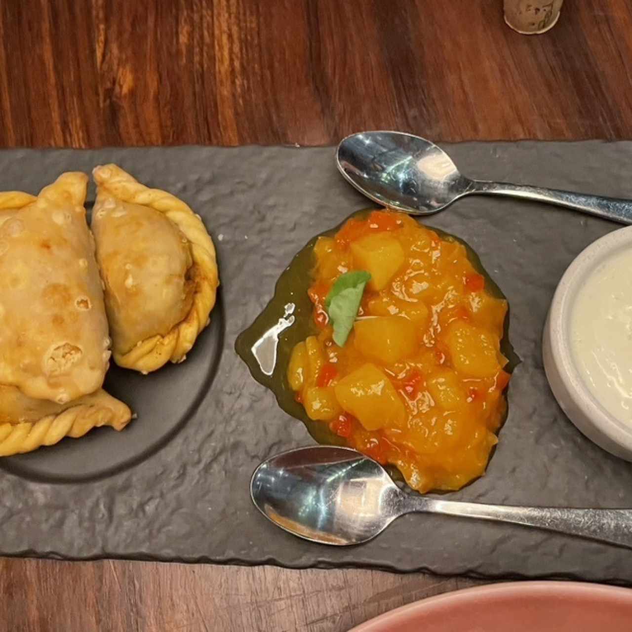Empanadas de Cordero, Chutney de Mango con Miso y Salsa Raita