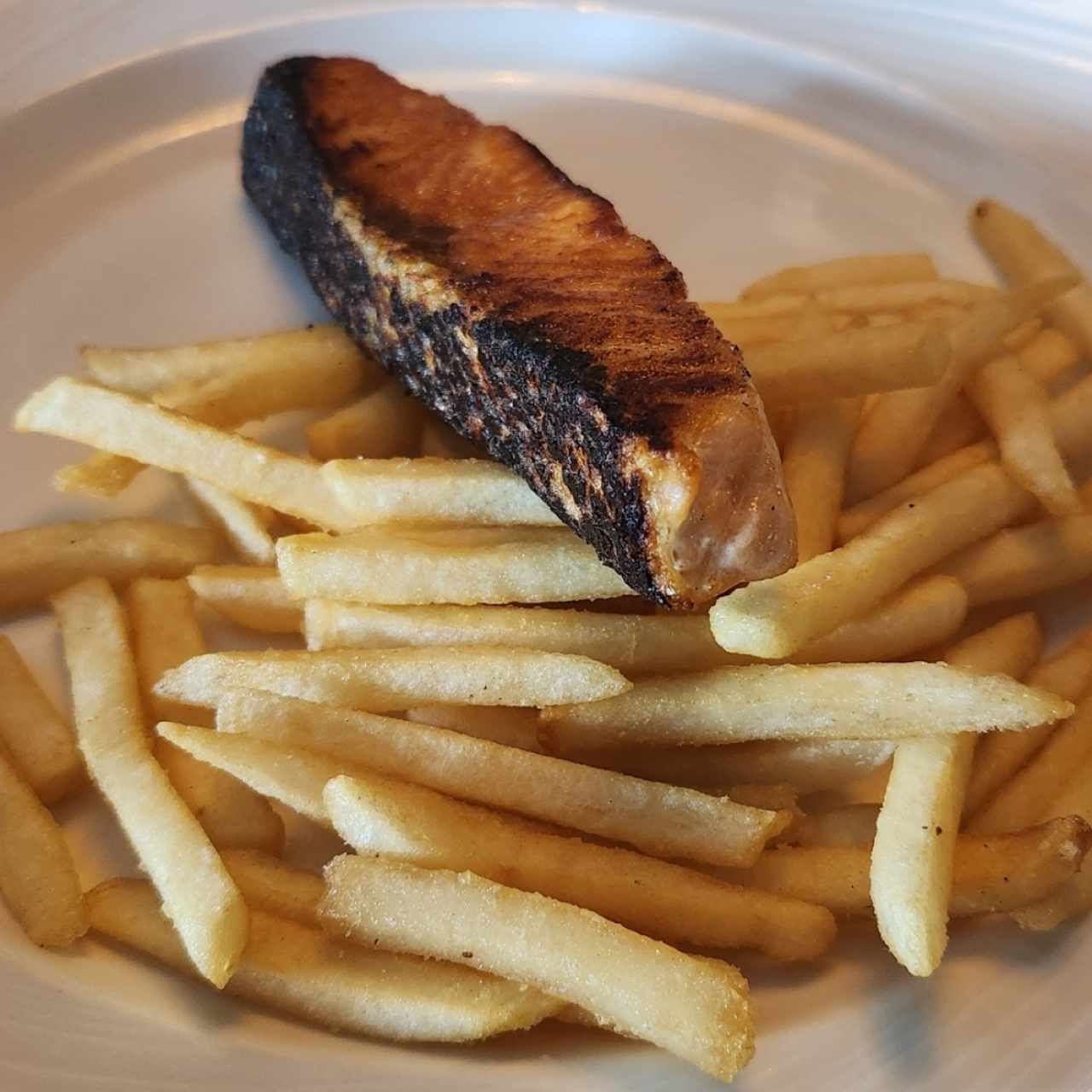 salmon con papas fritas