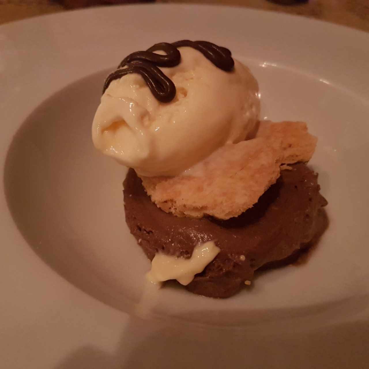 Helado de chocolate con mousse de jengibre sobre galleta sable breton  