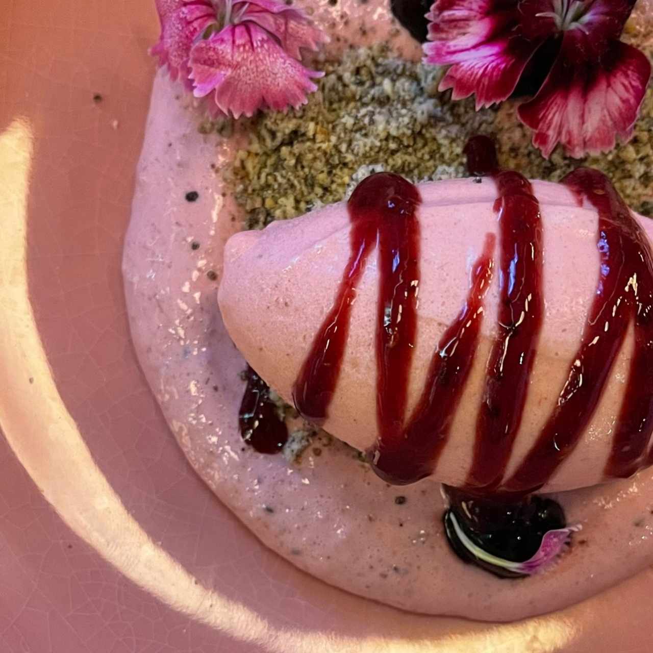 Mousse de Frutos del Bosque, Amarena, Sorbete de Fresa, Crumble de Oreo